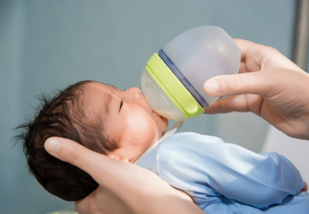 Agua Sana  Cuál es la mejor agua para preparar el biberón de tu bebé
